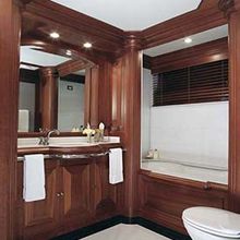 Kajak Yacht Guest Bathroom
