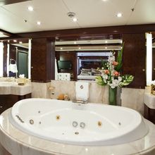Bella Yacht Private Jacuzzi