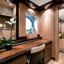 Five Yacht 