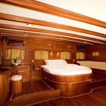 Take It Easier Yacht Master Stateroom - Raised Area