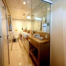 Zenith Yacht Bathroom