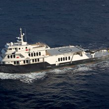 Global Yacht Running Shot