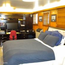 Sarsen Yacht Guest Stateroom - Desk