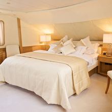 Sea Lady II Yacht Master Stateroom - Bed