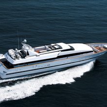 Obsesion Yacht Running Shot