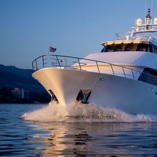 Liquidity Yacht Running Shot - Forward