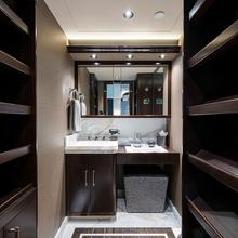 Checkmate40 Yacht Walk in wardrobe