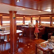 Goleta I Yacht Main Salon & Bar
