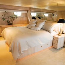 Silent World II Yacht Master Stateroom - Bed