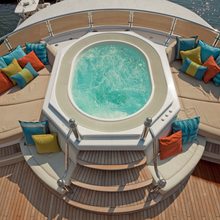 Coco Veinte Yacht Jacuzzi