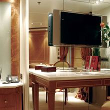 Elegant 007 Yacht Stateroom - TV