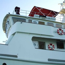 Deslize Yacht Exterior Side
