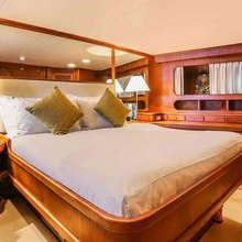Infinium Yacht 