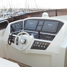 Cosmos Luna Yacht Wheelhouse on Flybridge 