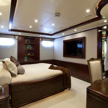 Bella Yacht Queen Stateroom - Side View