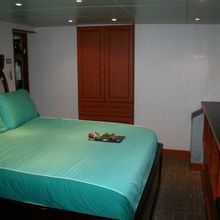 Sarsen Yacht Guest Stateroom - Blue