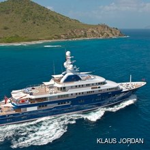 Huntress Yacht Running Shot - Profile