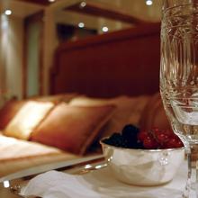 Elegant 007 Yacht Guest Stateroom - Glassses