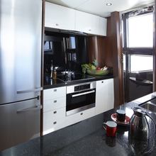 Omnia Natura Yacht 