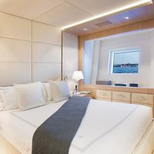 V Yacht 