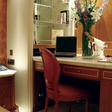 Elegant 007 Yacht Guest Stateroom - Desk