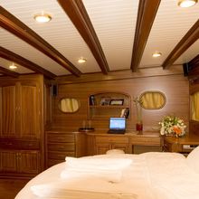 Take It Easier Yacht Master Stateroom - Desk