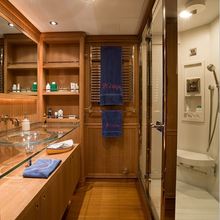 Heritage Of London Yacht Private Bathroom