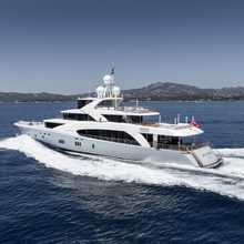 Rebels Yacht 