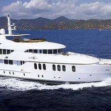 Coco Veinte Yacht Running Shot