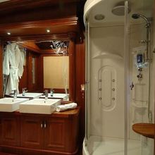 Goleta I Yacht Shower Room