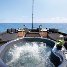 Defiant Yacht Jacuzzi