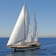 Vivien Yacht Underway