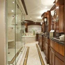 Wheels Yacht Master Bathroom - His