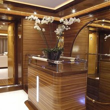 Ludzie Yacht Hallway