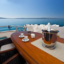 Lona Yacht 