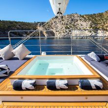 Mashua Bluu Yacht 