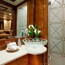 Coco Veinte Yacht Bathroom - Detail