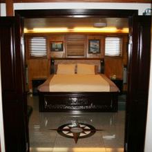 Sarsen Yacht Guest Stateroom - Overview