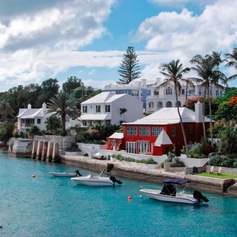 Coastline with expensive houses on Bermuda