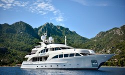 Quest R yacht charter 
