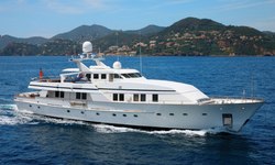 Fiorente yacht charter 