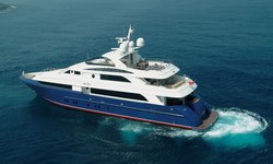 Kajak yacht charter 