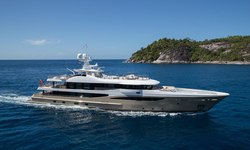 Lili yacht charter