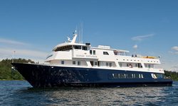 Safari Explorer yacht charter 