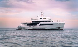 Heeus yacht charter 