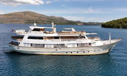 La Perla yacht charter 