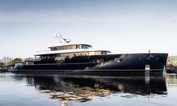 Les Cinq yacht charter 