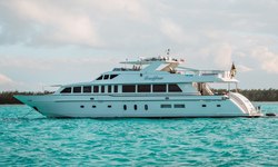 Beachfront yacht charter 