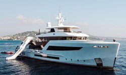 Heeus yacht charter 