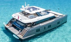 Manta yacht charter 